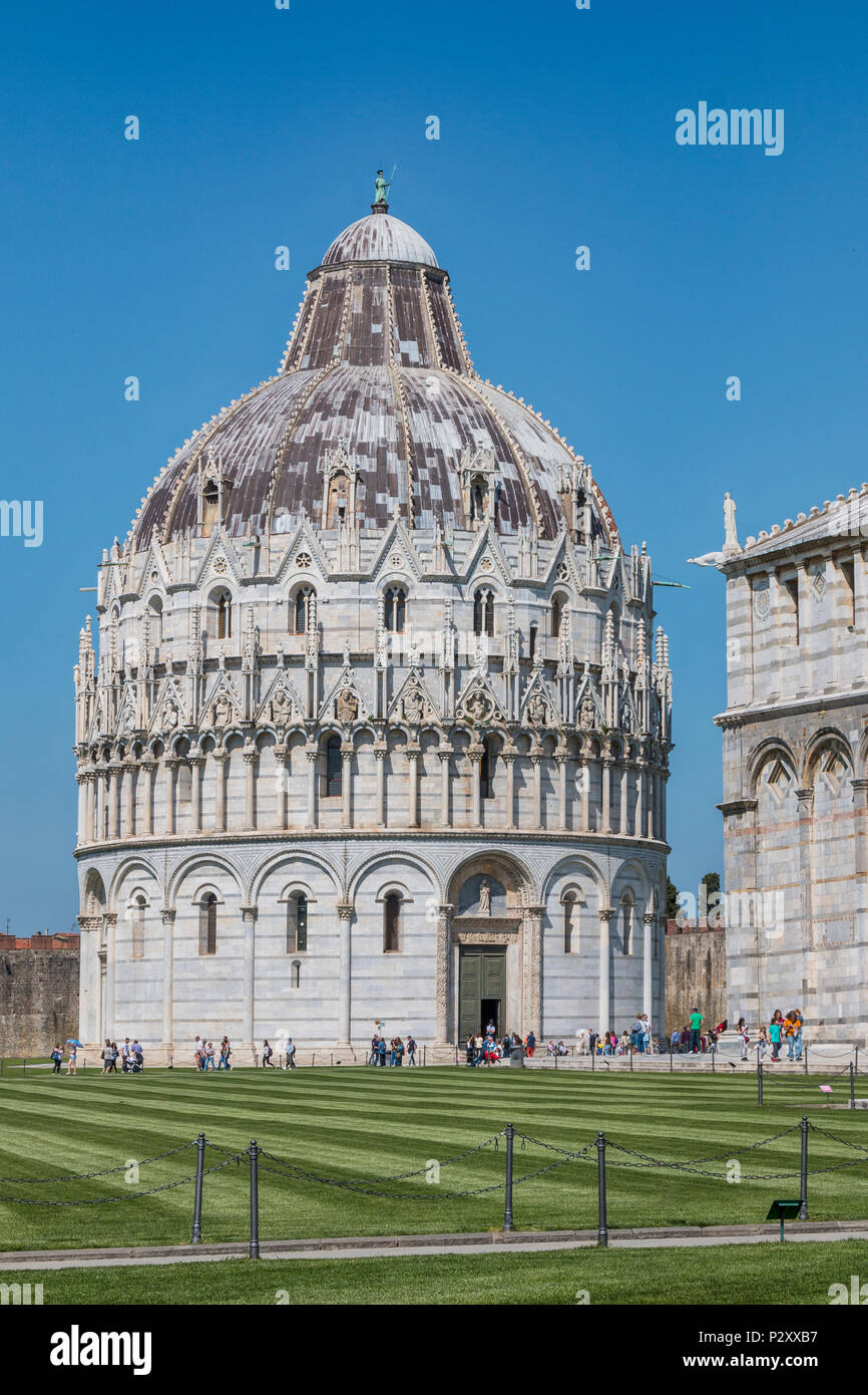 Das Baptisterium San Giovanni ist eines der Denkmäler der Piazza dei Miracoli in Pisa; steht vor der westlichen Fassade der Kathedrale von Stockfoto