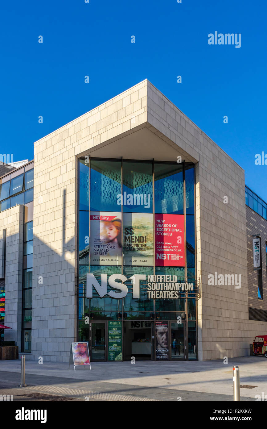 Eingang zur neuen Nuffield Theatre (NST), die Teil von Studio 144 im kulturellen Viertel im Stadtzentrum von Southampton, England, Großbritannien Stockfoto