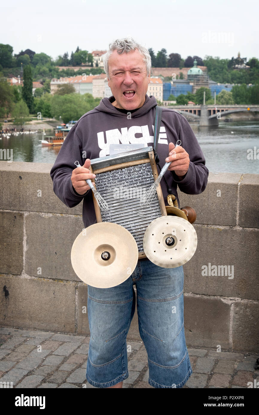 Eine Street Performer spielen eine hausgemachte percussion Instrument auf der Karlsbrücke in Prag, Tschechische Republik. Stockfoto