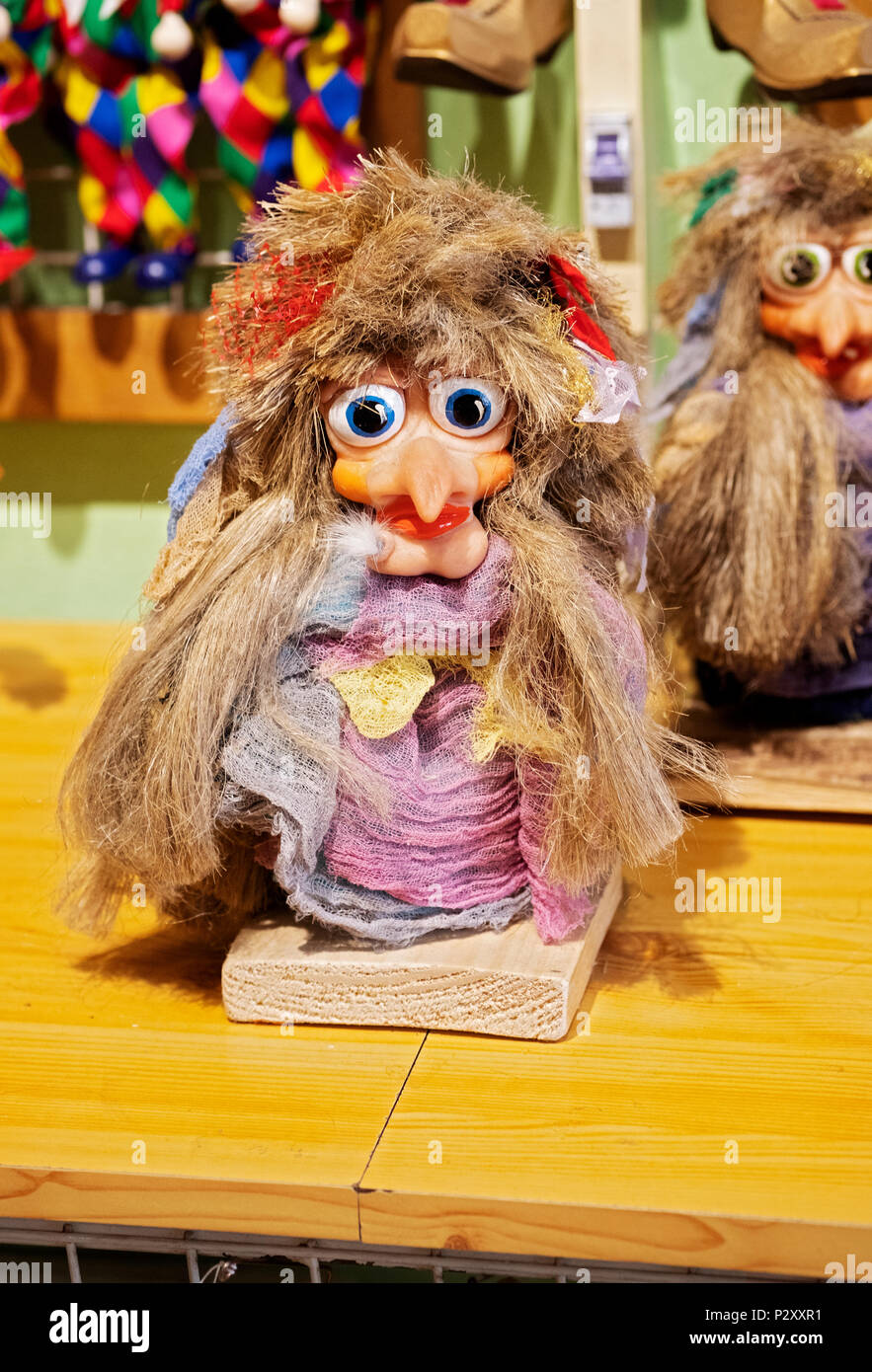 Eine ziemlich Hässliche Gnome art Puppe für Verkauf bei Ceske Hracky U Zlateho Iva in Prag, Tschechische Republik. Stockfoto