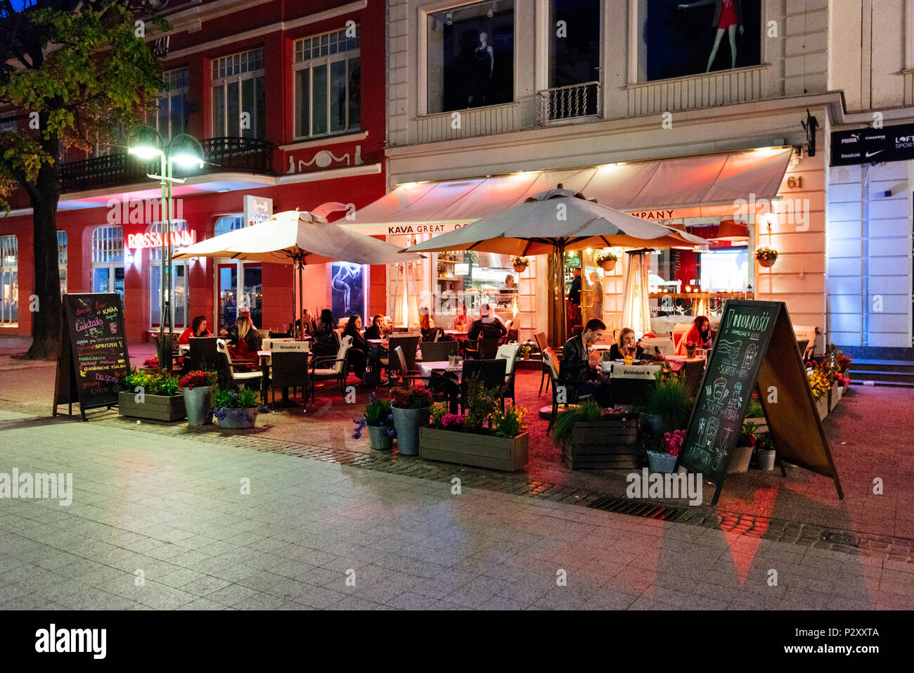 Sopot, Polen - 13. Mai, 2018: die Menschen sind, die Nacht in einem Restaurant an der Helden von Monte Cassino Straße (Ulica Bohaterów Monte Cas Stockfoto