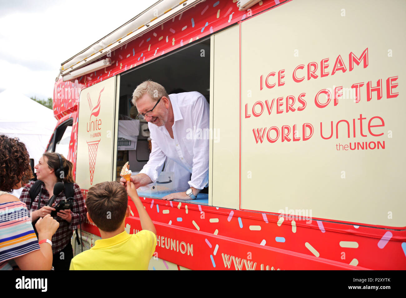 Generalsekretär der Vereinigung der Europäischen Union Len McCluskey serviert Eiscreme zu Kunden während der Arbeit Live Event an der White Hart Lane Recreation Ground, nördlich von London. Stockfoto