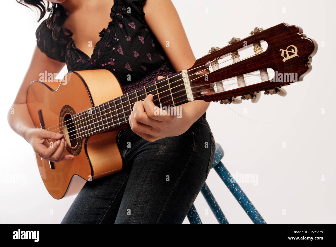 Junge Frau spielt die akustische Gitarre mit einem Plektrum Stockfotografie  - Alamy