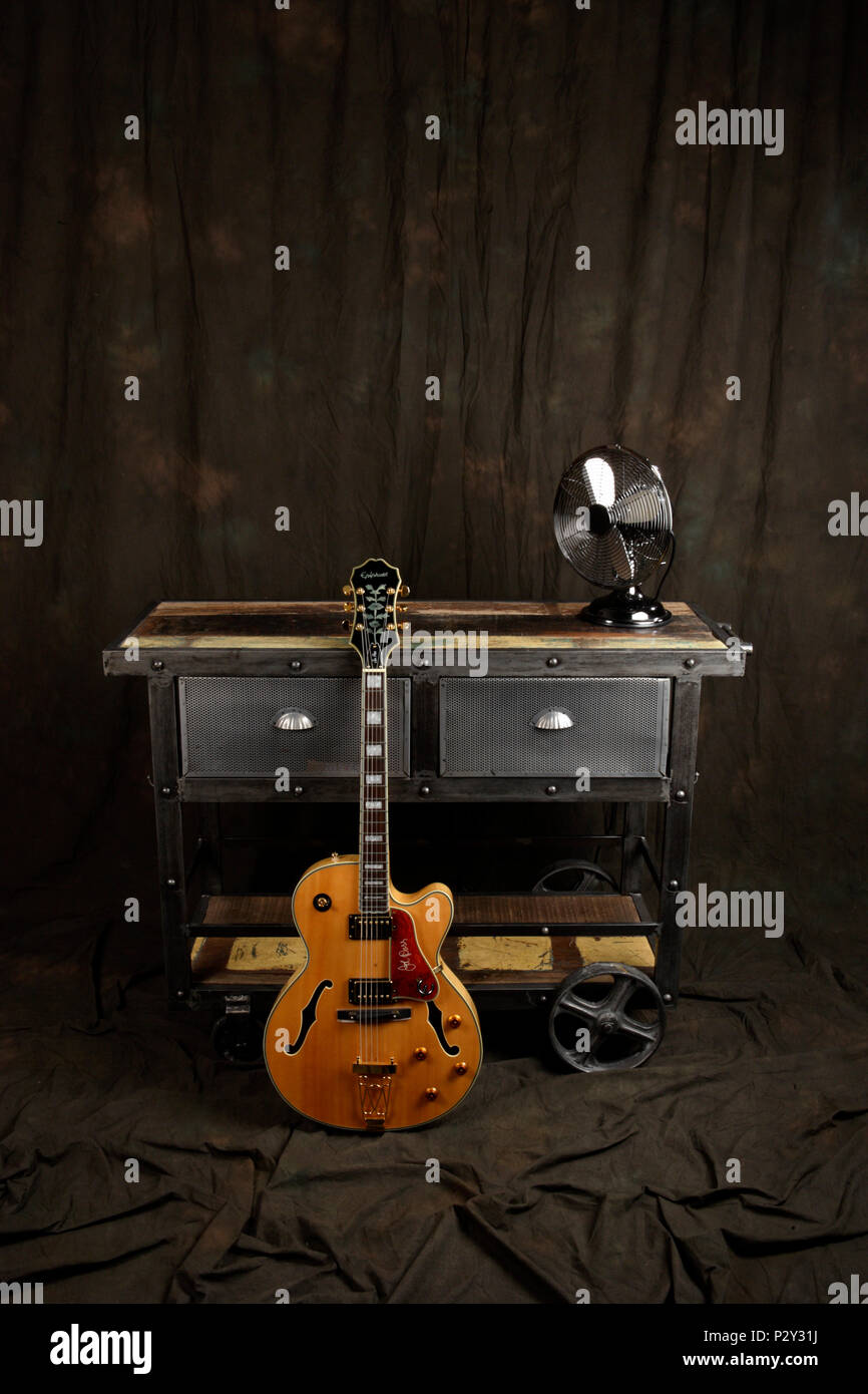 Eine semi-akustische Gitarre, gegen einige upcycled Möbel Stockfotografie -  Alamy
