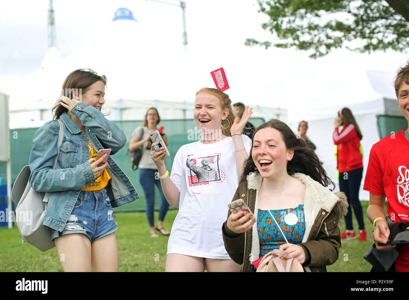 Ein junges Mädchen mit einem Jeremy Corbyn t-shirt lacht mit Freunden während der Arbeit Live Event an der White Hart Lane Recreation Ground, nördlich von London. Stockfoto