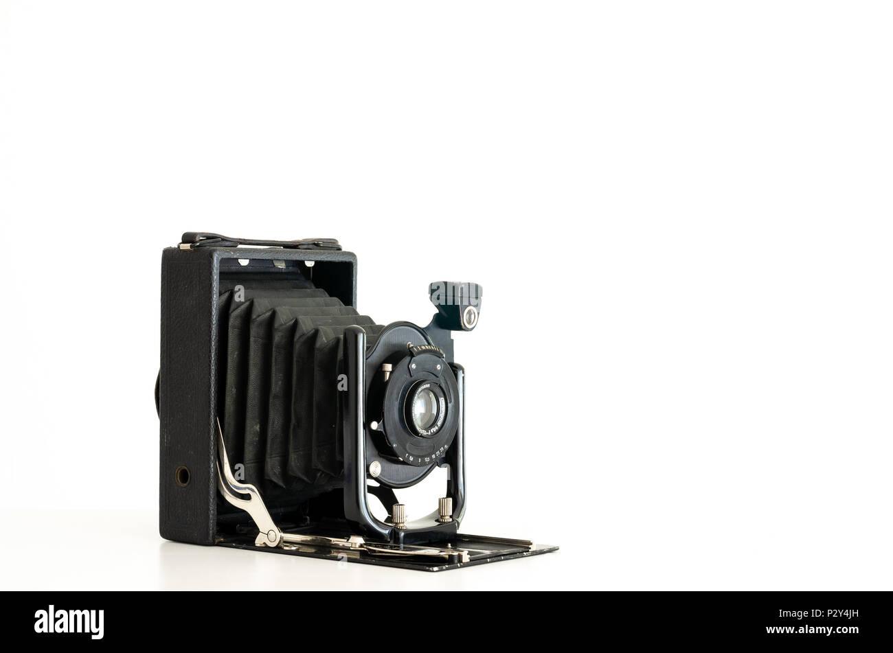 Schwarz Vintage Faltenbälge film Kamera gegen einen weißen Hintergrund isoliert Stockfoto