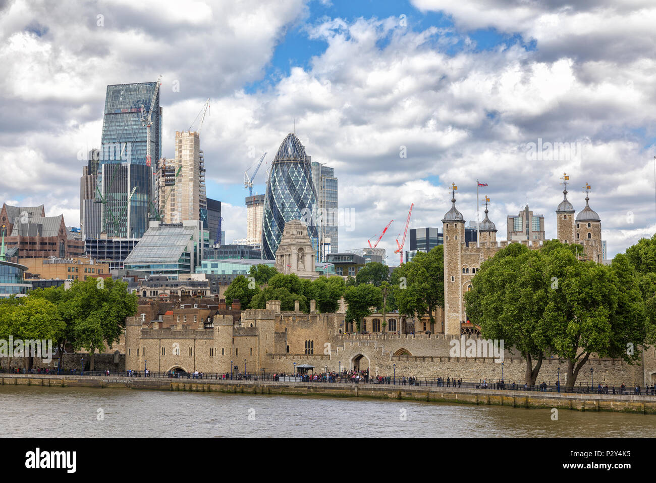 Die Stadt London Financial District, der Tower von London, Traitors Gate und die Themse. Nicht identifizierbare Personen Spaziergang entlang der Flussufer in Summe Stockfoto