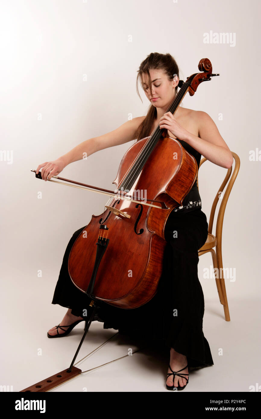 Junge Frau in concert Kleid spielt das Cello Stockfoto