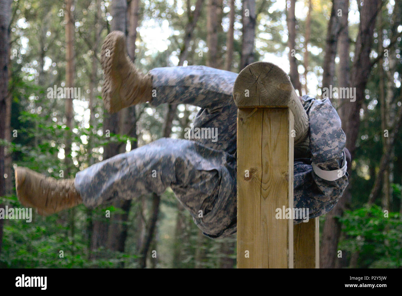 Us Army 1st Lieutenant Wiyaou Kamaziwe, auf den 5-Befehl zugeordnet, überwindet ein Hindernis während der 2016 europäischen Best Krieger Konkurrenz an der 7th Army Training Befehl Grafenwöhr Training Area, Germany, Aug 8, 2016 statt. Die intensive, zermürbende jährlichen einwöchigen Wettbewerb ist das prestigeträchtigste Event der Region. Veranstalter wird top Junior Officer des Jahres, noncommissioned Officer und Soldat während eine abschließende Zeremonie für 12.08.11 An der Grafenwoehr körperliche Fitness Center geplant verkünden. (U.S. Armee Foto von Pfc. Emily Houdershieldt) Stockfoto