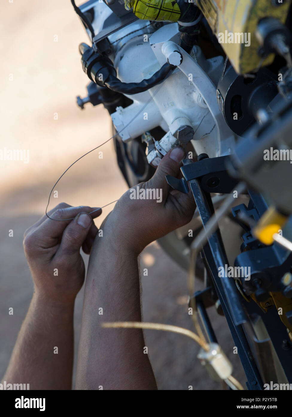 Eine M16 A2 20 mm Vulcan Cannon ist gepflegt vor auf einem Marine Fighter Attack Squadron (Vmfa) 122 F/A-18C Hornet während der Übung Pitch Black 2016 bei der Royal Australian Air Force Base Tindal, Australien, Nov. 5, 2016 montiert werden. Die leichte Pistole ist nur in F/A-18 und die Sechs rotierende Barrel barrel Erosion und die Wärmeentwicklung zu minimieren, um eine lange Waffe Leben beitragen. Schießen 6000 Schuss pro Minute, die Waffe wird eine Kanone ersetzen. In einer der Staffel F/A-18C Hornet und wird für Bodenziele bei Pitch Black verwendet werden. Die Übung bietet Marines mit Vmfa-122 Die opportunit Stockfoto