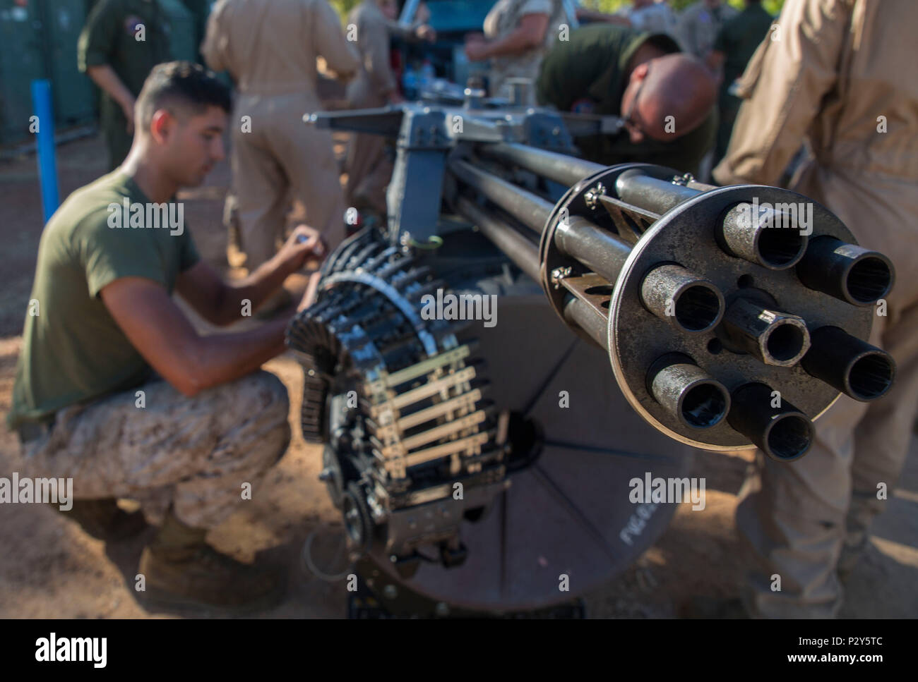 Us-Marines mit Marine Fighter Attack Squadron (Vmfa) 122 Führen Sie Wartungsarbeiten an einer M61 A2 20 mm Vulcan Cannon während der Übung Pitch Black 2016 bei der Royal Australian Air Force Base Tindal, Australien, Nov. 5, 2016. Die leichte Pistole ist nur in F/A-18 und die Sechs rotierende Barrel barrel Erosion und die Wärmeentwicklung zu minimieren, um eine lange Waffe Leben beitragen. Schießen 6000 Schuss pro Minute, die Waffe wird eine Kanone ersetzen. In einer der Staffel F/A-18C Hornet und wird für Bodenziele bei Pitch Black verwendet werden. Die Übung bietet Marines mit Vmfa-122 die Möglichkeit zu integrieren. Stockfoto