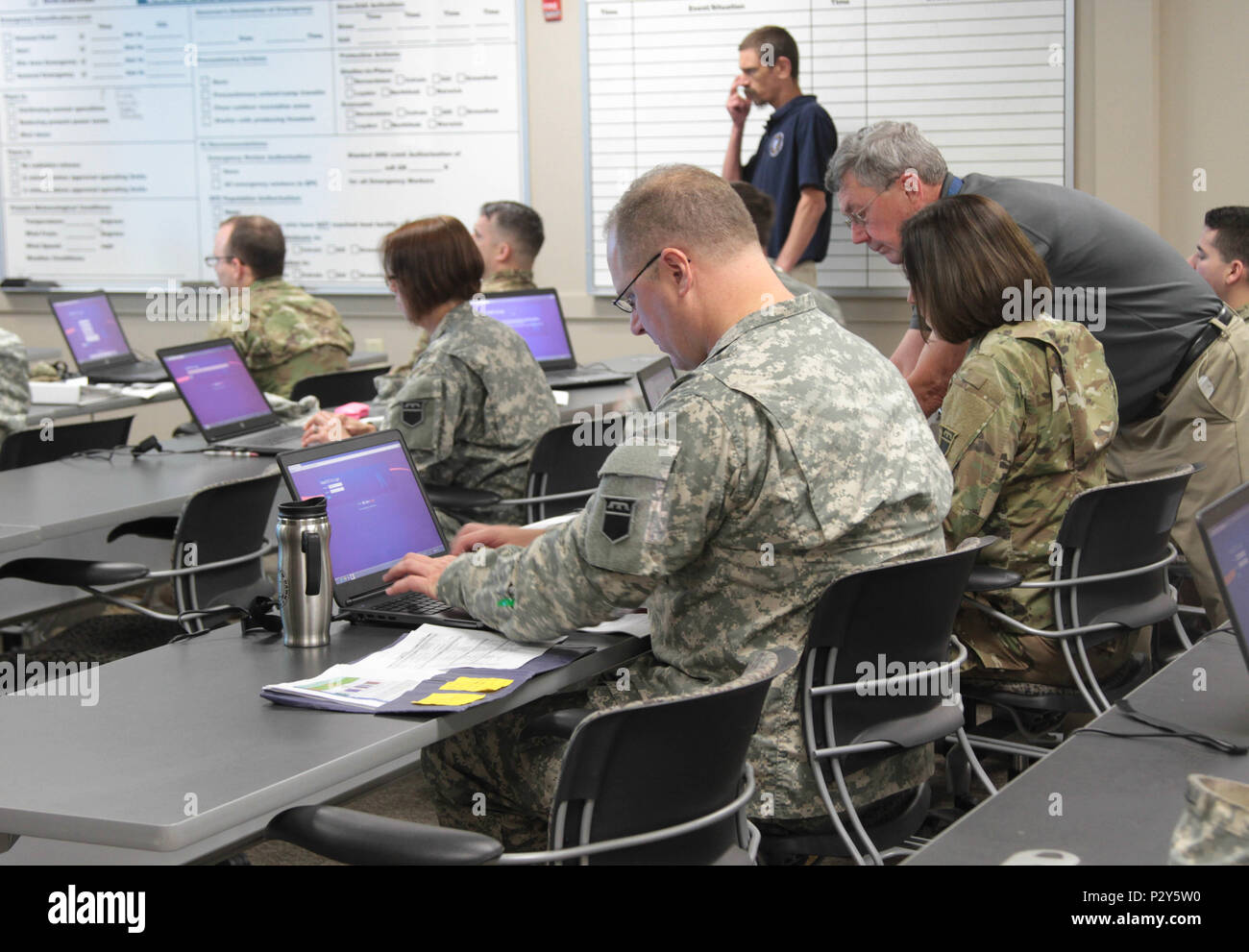 Während die TF-76 Personal Übung gehalten an Westover, Mass., die Massachusetts Emergency Management Agency (MEMA) Team eine Übersicht und den Zugriff auf Ihre Web EOC. Die Web EOC ist primär der Staat Communication Tools verwendet, um Informationen über das Internet zu teilen. Stockfoto
