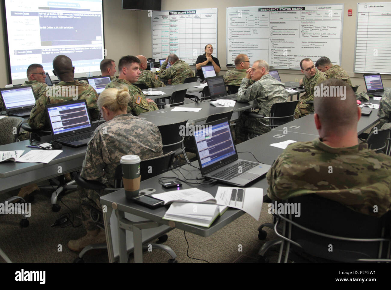Während die TF-76 Personal Übung gehalten an Westover, Mass., die Massachusetts Emergency Management Agency (MEMA) Team eine Übersicht und den Zugriff auf Ihre Web EOC. Die Web EOC ist primär der Staat Communication Tools verwendet, um Informationen über das Internet zu teilen. Stockfoto