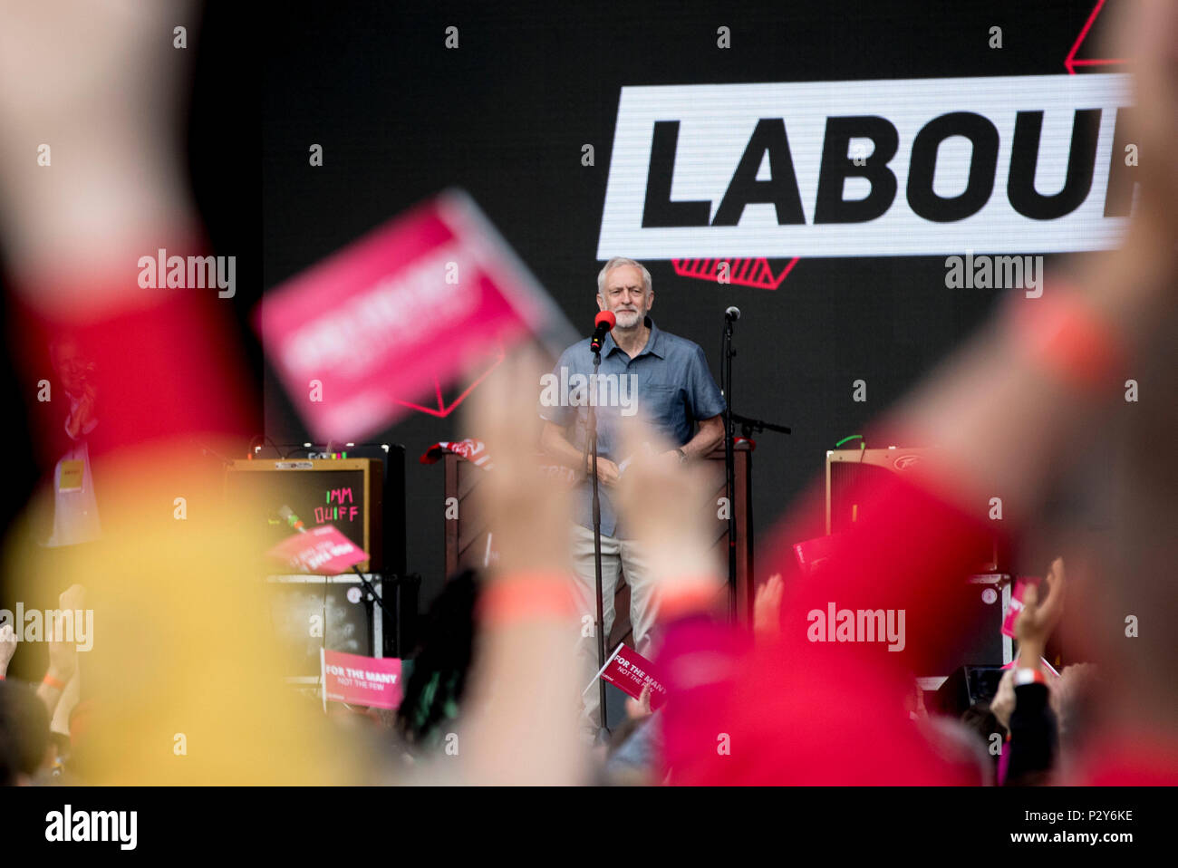 Labour-führer Jeremy Corbyn am Arbeitsmarkt Live Event an der White Hart Lane Recreation Ground spricht, nördlich von London. Stockfoto