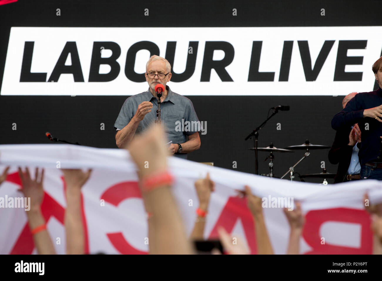 Labour-führer Jeremy Corbyn am Arbeitsmarkt Live Event an der White Hart Lane Recreation Ground spricht, nördlich von London. Stockfoto