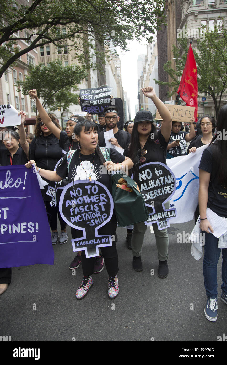 Meist junge philippinische Amerikaner protestieren die diktatorischen starker Mann Taktiken der Präsident Duterte des Phiippines an der Philippine Independence Day Parade in New York City. Stockfoto