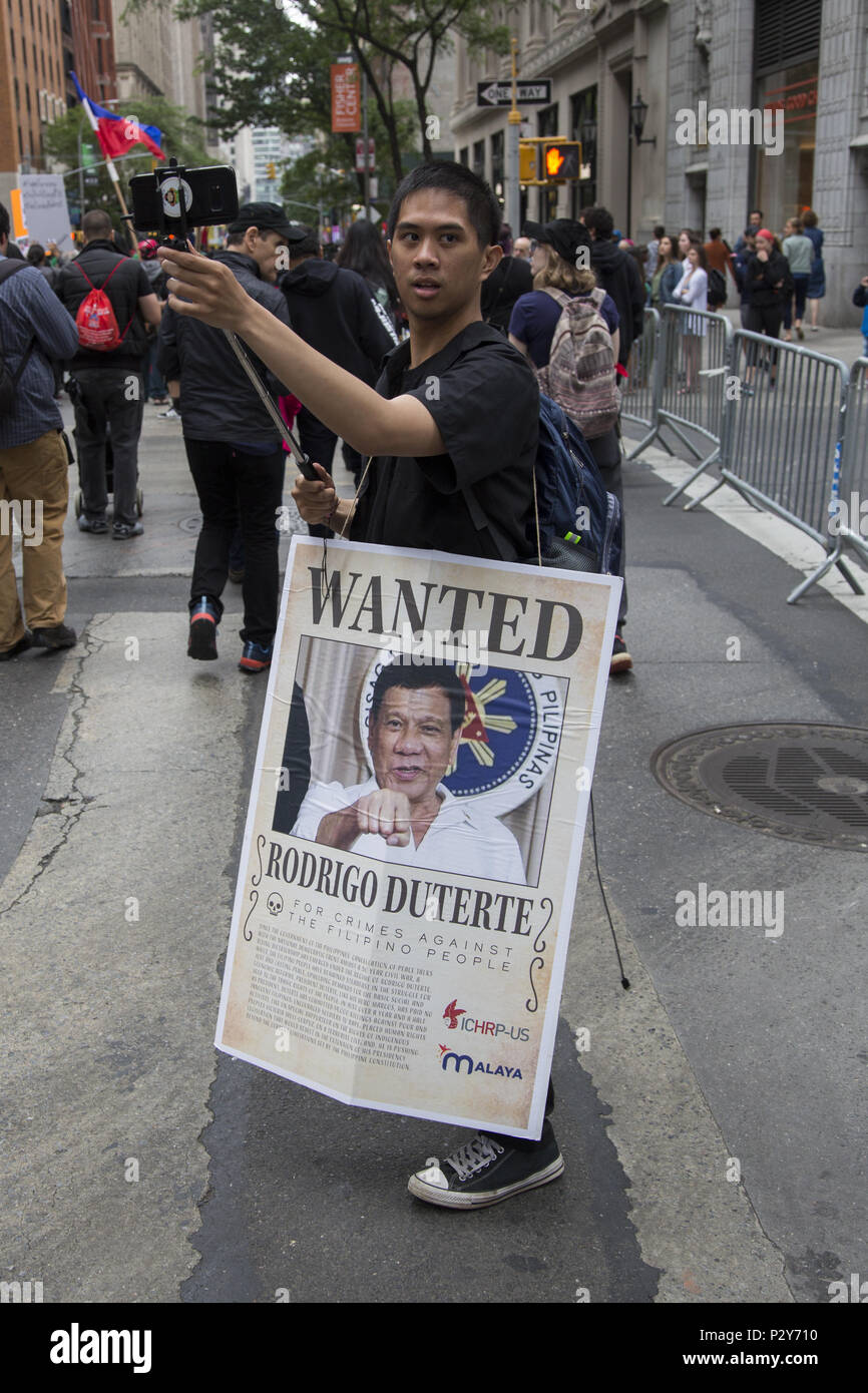 Meist junge philippinische Amerikaner protestieren die diktatorischen starker Mann Taktiken der Präsident Duterte des Phiippines an der Philippine Independence Day Parade in New York City. Stockfoto