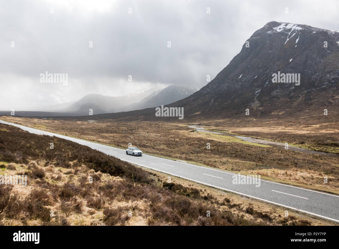 Auto fahren auf der A82 Straße durch Glencoe Glencoe, Schottland, Großbritannien Stockfoto