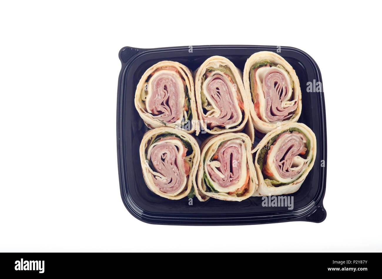 Fach der Takeaway pinwheel italienischen Aufschnitt deli Wrap mit Käse, Salat und Tomaten auf weißem Hintergrund Stockfoto