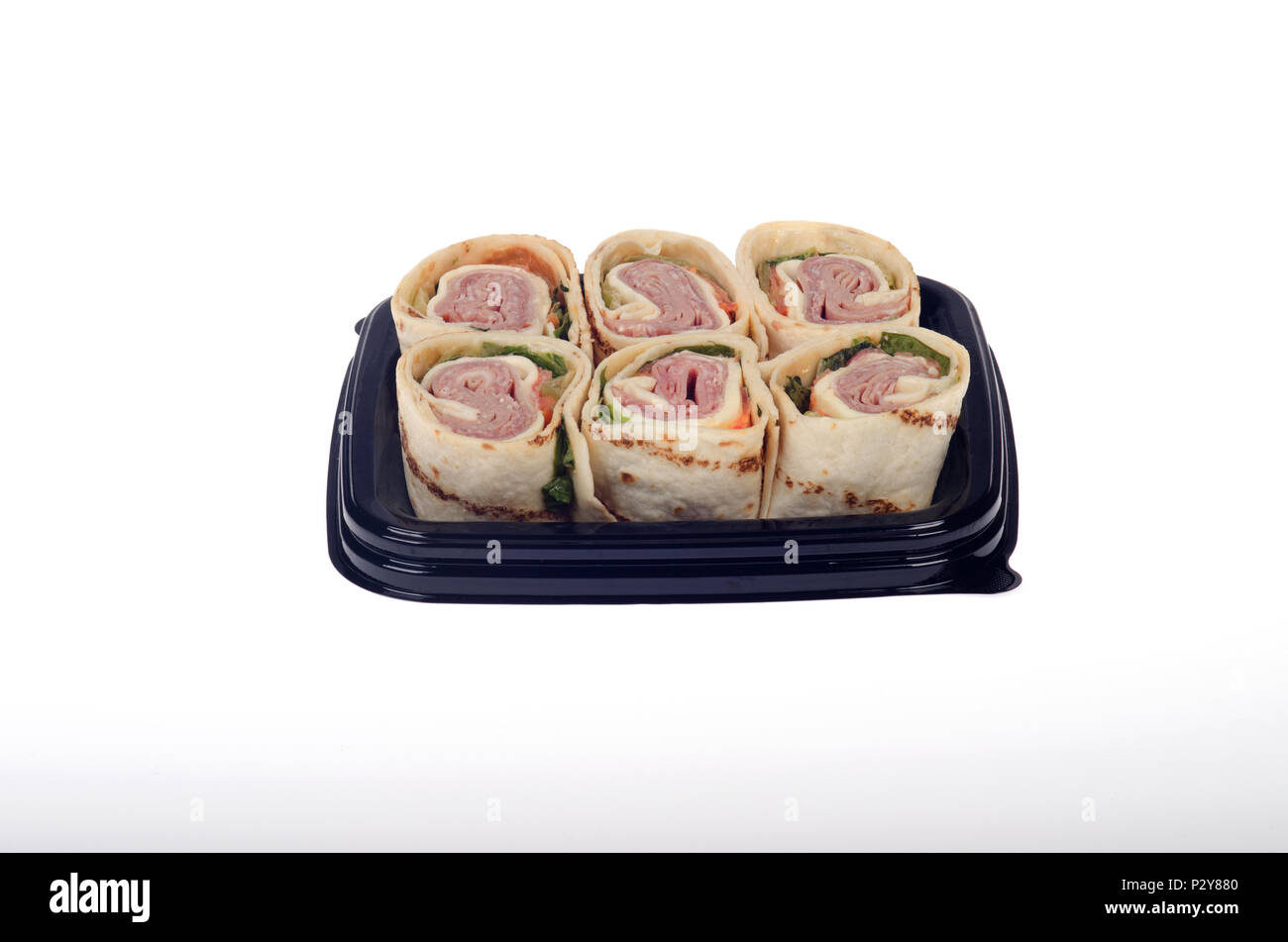 Fach der Takeaway pinwheel italienischen Aufschnitt deli Wrap mit Käse, Salat und Tomaten auf weißem Hintergrund Stockfoto