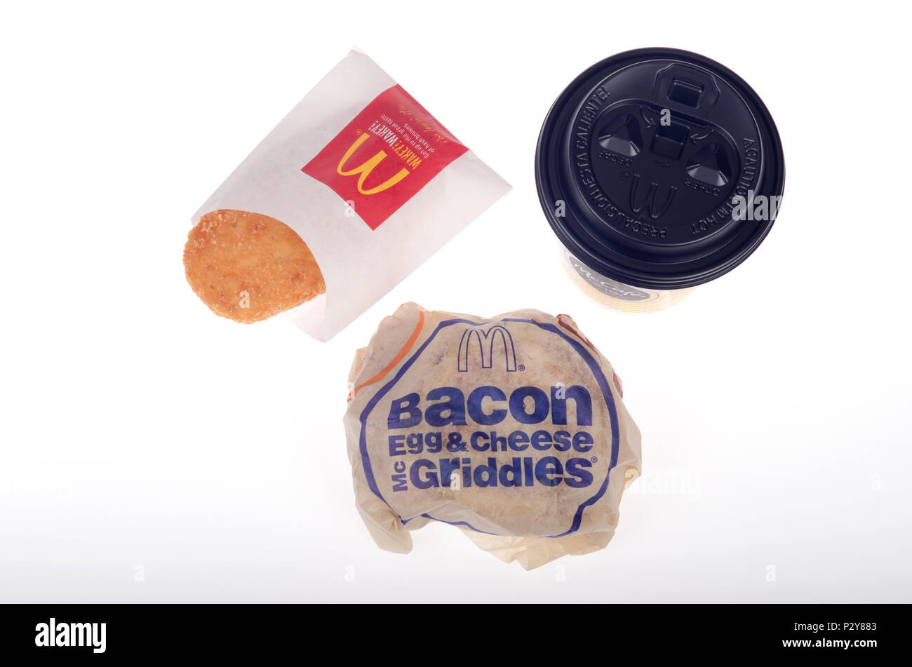 McDonald's McGriddle mit Speck, Ei und Käse, ein Hash Brown Patty und eine Tasse Kaffee Frühstück Stockfoto