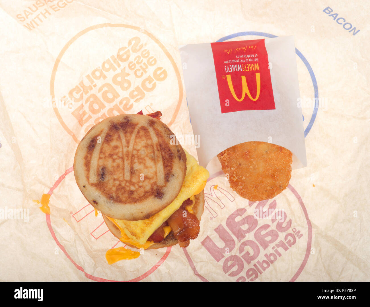 McDonald's Speck, Ei und Käse McGriddle mit Hash Brown patty auf Wrapper Stockfoto