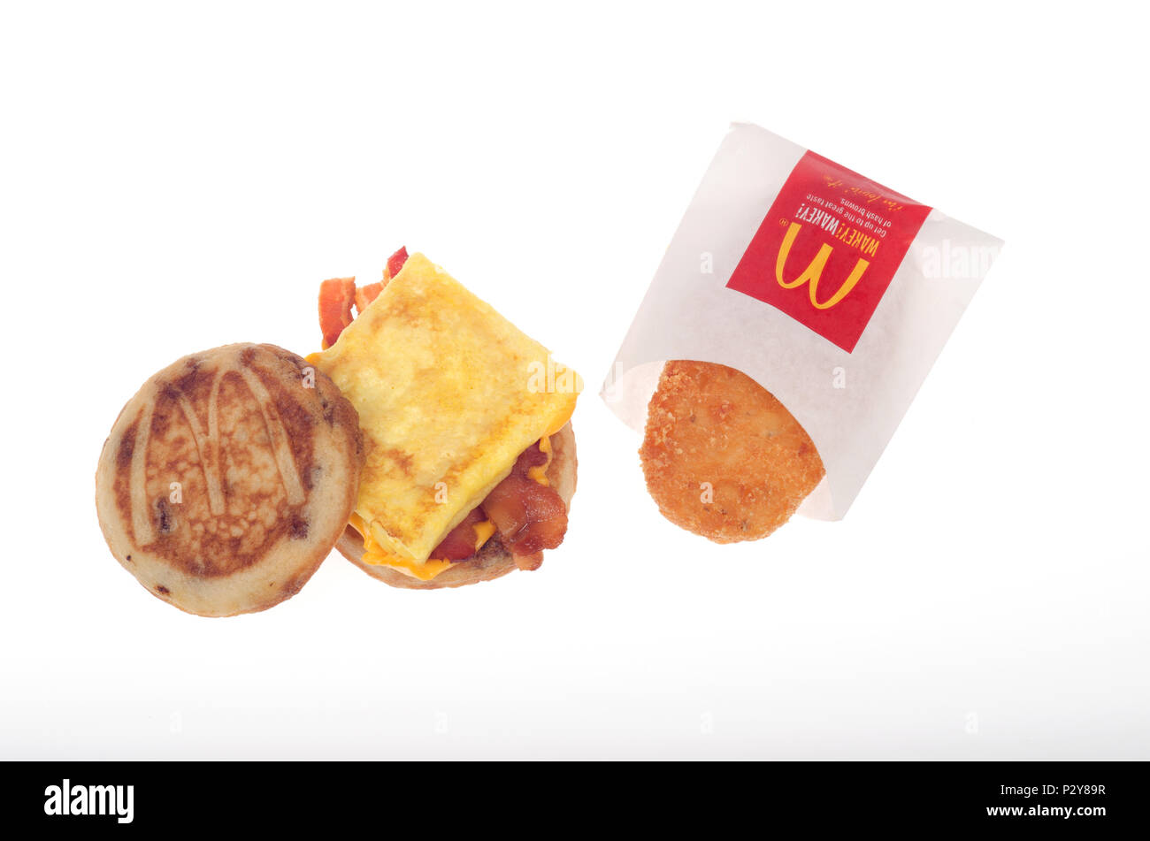 McDonald's McGriddle mit Speck, Ei und Käse mit einem Hash Brown patty auf weißem Hintergrund Stockfoto