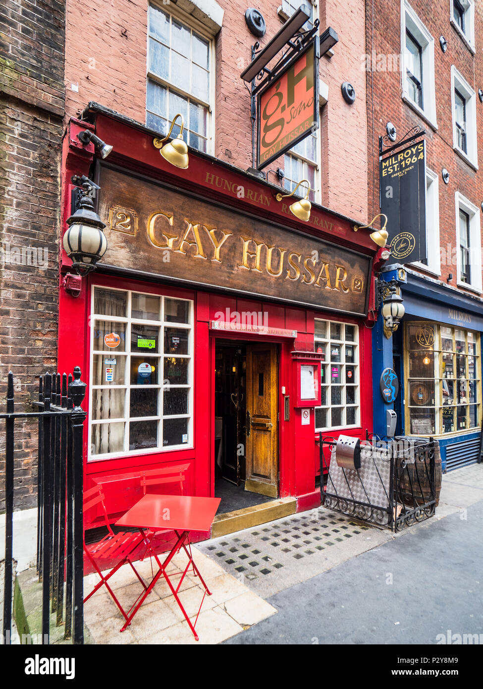 Gay Husar ist ein ungarisches Restaurant in der Griechischen Street, Soho in London. Im Jahr 1953 öffnete es ist Mitte 2018 zu schliessen. Stockfoto