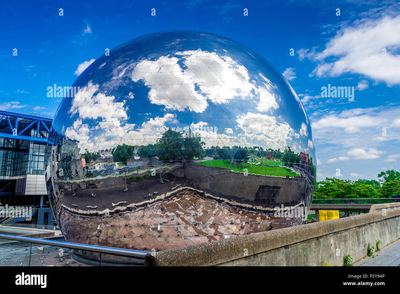 La Géode ist ein Spiegel - fertigen geodätische Kuppel, hält eine Omnimax Theater im Parc de la Villette in der Cité des Sciences et de l'Industrie in Paris Stockfoto