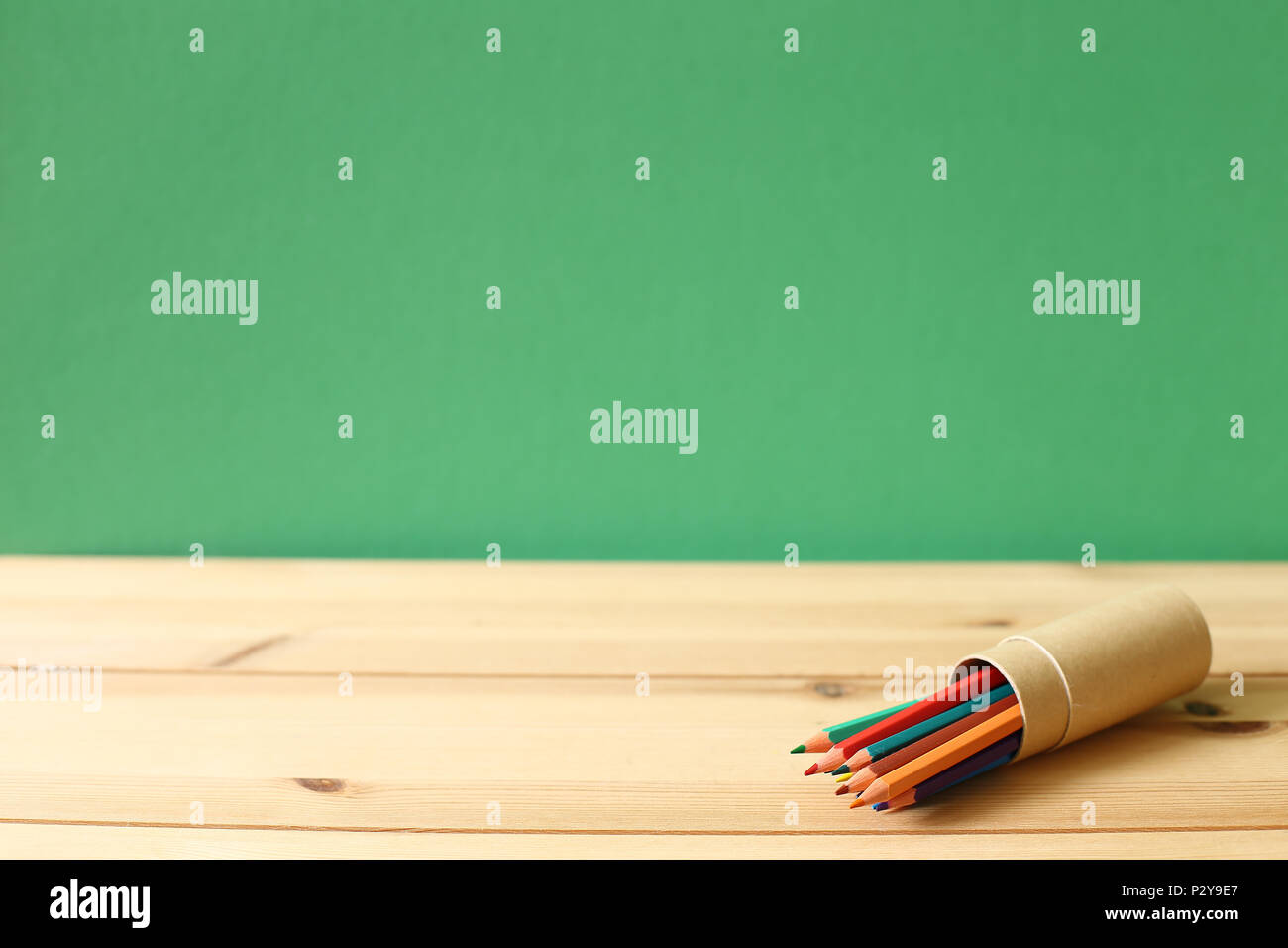 Buntstifte auf hölzernen Schreibtisch Stockfoto