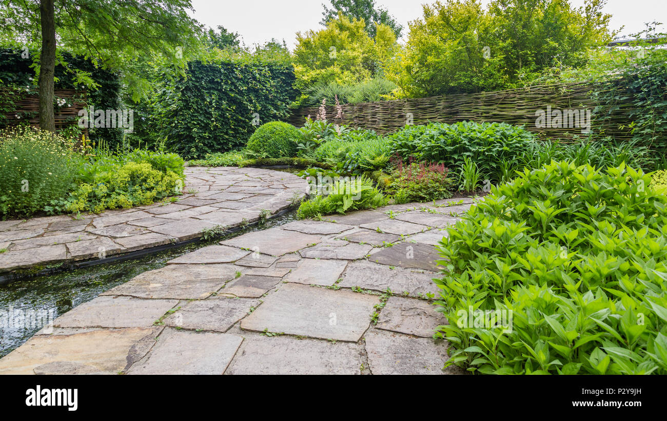 Gartengestaltung mit Wasser Elemente Stockfoto
