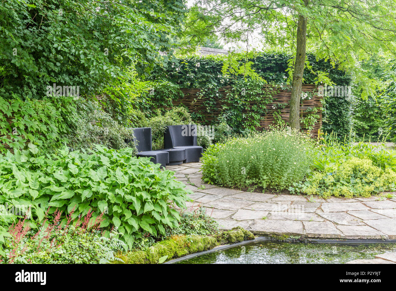 Gartengestaltung mit Wasser Elemente Stockfoto
