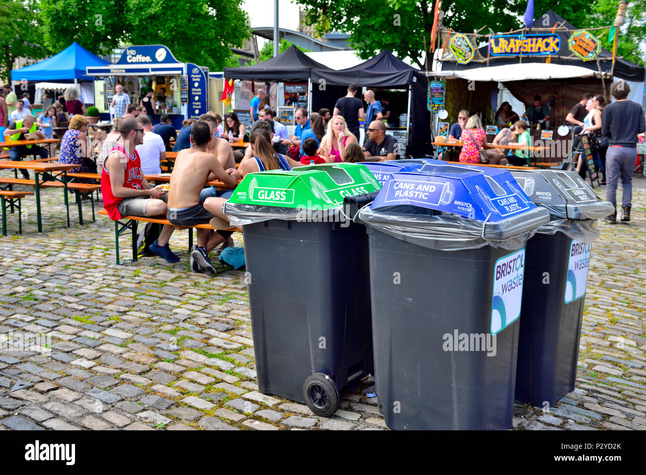 Müll und Recycling Bins in Bristol Waterfront Quadrat während des Festival, Großbritannien Stockfoto
