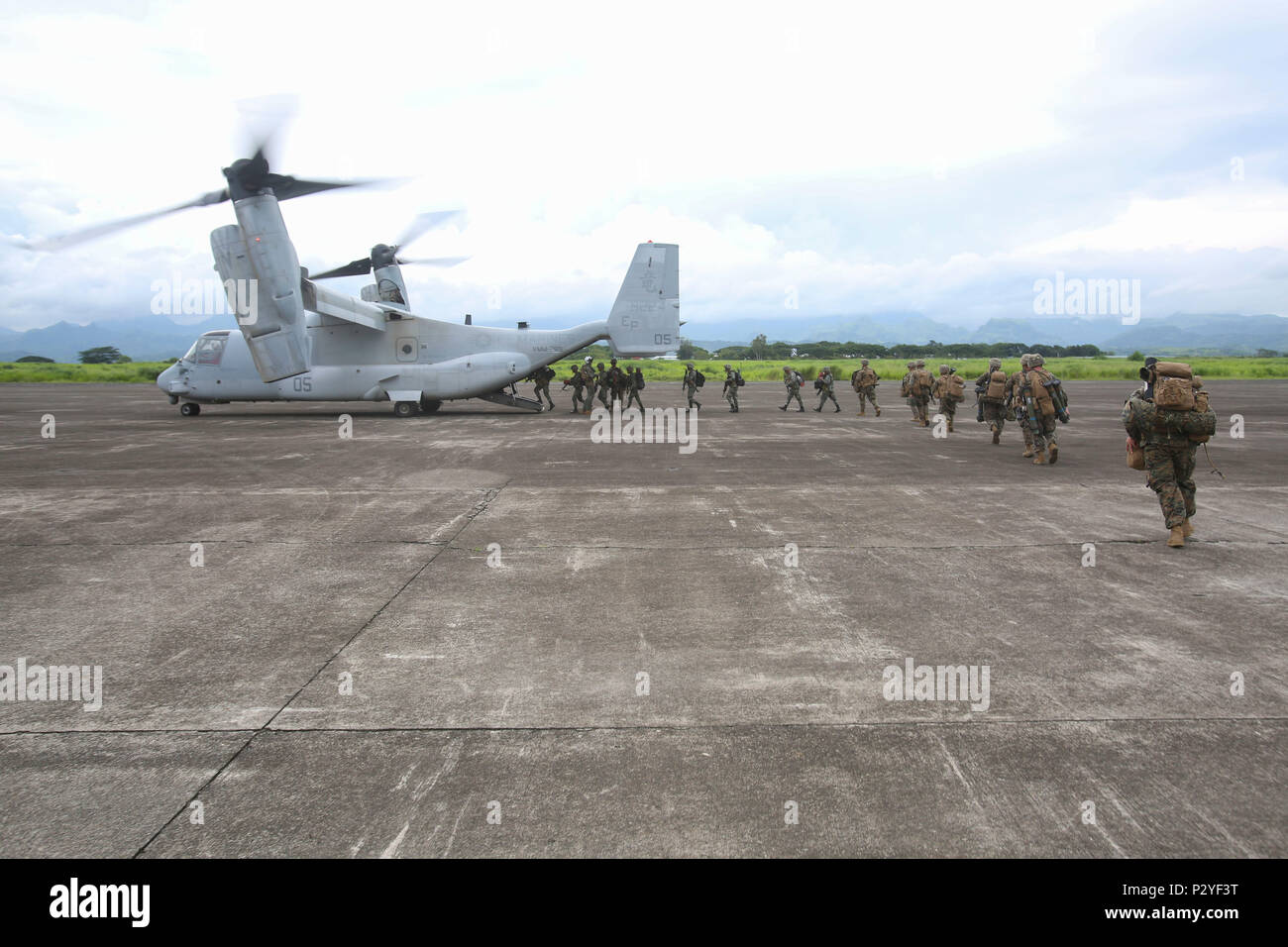 BASA AIR BASE, Philippinen - U.S. Marines nach Lima Unternehmen zugewiesen sind, 3.BATAILLON, 3. Marine Regiment und Philippine board Marines eine MV-22 Osprey B an der Basa Air Base in den Philippinen zur Unterstützung der Air Assault Support Übung 16.2, 1. August 2016. Betrieb der Fischadler auf den Philippinen stärkt III Marine Expeditionary Force's Fähigkeit, Antenne Unterstützung während der humanitären Hilfe Missionen zur Verfügung zu stellen und andere Allianz Rollen erfüllen. Die Marines sind derzeit an 4. Marine Regiment zugeordnet, 3rd Marine Division, III MEF. (Marine Corps Foto von Lance Cpl. Carl König/Freigegeben) 16. Stockfoto