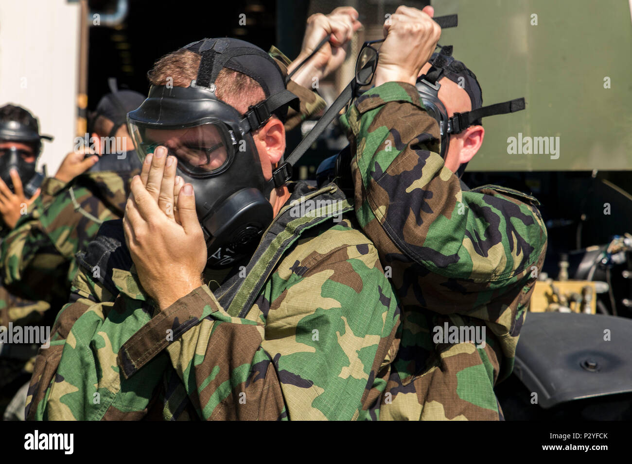 Us-Marines mit Combat Logistik Unternehmen 36 don M 50 Joint Service Allgemeine Masken bei chemischen, biologischen, radiologischen und nuklearen Verteidigung Ausbildung bei der Marine Corps Air Station Iwakuni, Japan, 10.08.2016. Marines, der bereits in der Mission Oriented schützende Haltung, Gang, wurden ausgewertet auf ihre Fähigkeit, effektiv erkennen, melden reagieren und agieren in einer simulierten CBRN-Umgebung. Wenn das Signal "Gas, Gas, Gas, "Marines Rührei M 50 Joint Service Allgemeine Masken zu Don, bevor Sie zu arbeiten, als wenn alles normal war. Die Durchführung dieses Training hilft M Stockfoto