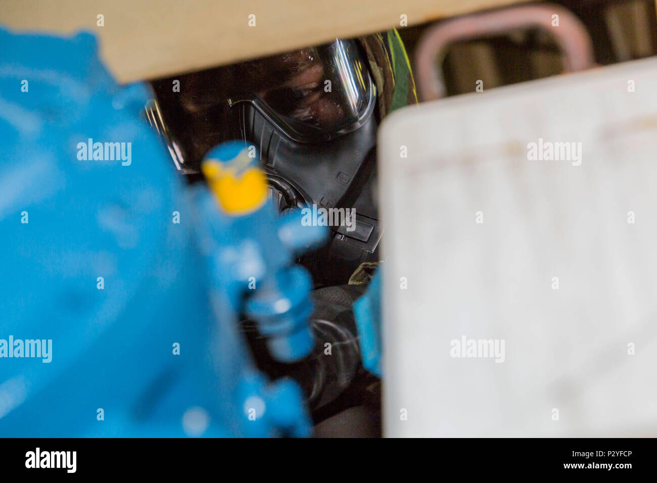 Ein US-Marine mit der Bekämpfung der Logistik Unternehmen 36 inspiziert Ausrüstung bei chemischen, biologischen, radiologischen und nuklearen Verteidigung Ausbildung bei der Marine Corps Air Station Iwakuni, Japan, 10.08.2016. Marines, der bereits in der Mission Oriented schützende Haltung, Gang, wurden ausgewertet auf ihre Fähigkeit, effektiv erkennen, melden reagieren und agieren in einer simulierten CBRN-Umgebung. Wenn das Signal "Gas, Gas, Gas, "Marines Rührei M 50 Joint Service Allgemeine Masken zu Don, bevor Sie zu arbeiten, als wenn alles normal war. Die Ausbildung getestet Der CLC-36 Wirksamkeit, Personal und Equi Stockfoto