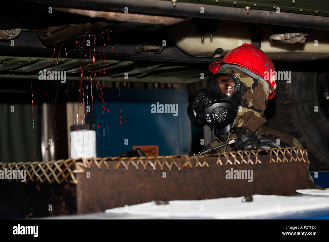 Us Marine Corps Sgt. Lamarcus Williams, Motor Transport Mechaniker und Qualitätskontrolle Chief mit Combat Logistik Unternehmen 36, Abflüssen der Getriebeflüssigkeit aus einem High Mobility Multipurpose Radfahrzeug bei chemischen, biologischen, radiologischen und nuklearen Verteidigung Ausbildung bei der Marine Corps Air Station Iwakuni, Japan, 10.08.2016. Marines, der bereits in der Mission Oriented schützende Haltung, Gang, wurden ausgewertet auf ihre Fähigkeit, effektiv erkennen, melden reagieren und agieren in einer simulierten CBRN-Umgebung. Wenn das Signal "Gas, Gas, Gas, "Marines Rührei M 50 Joint don Stockfoto