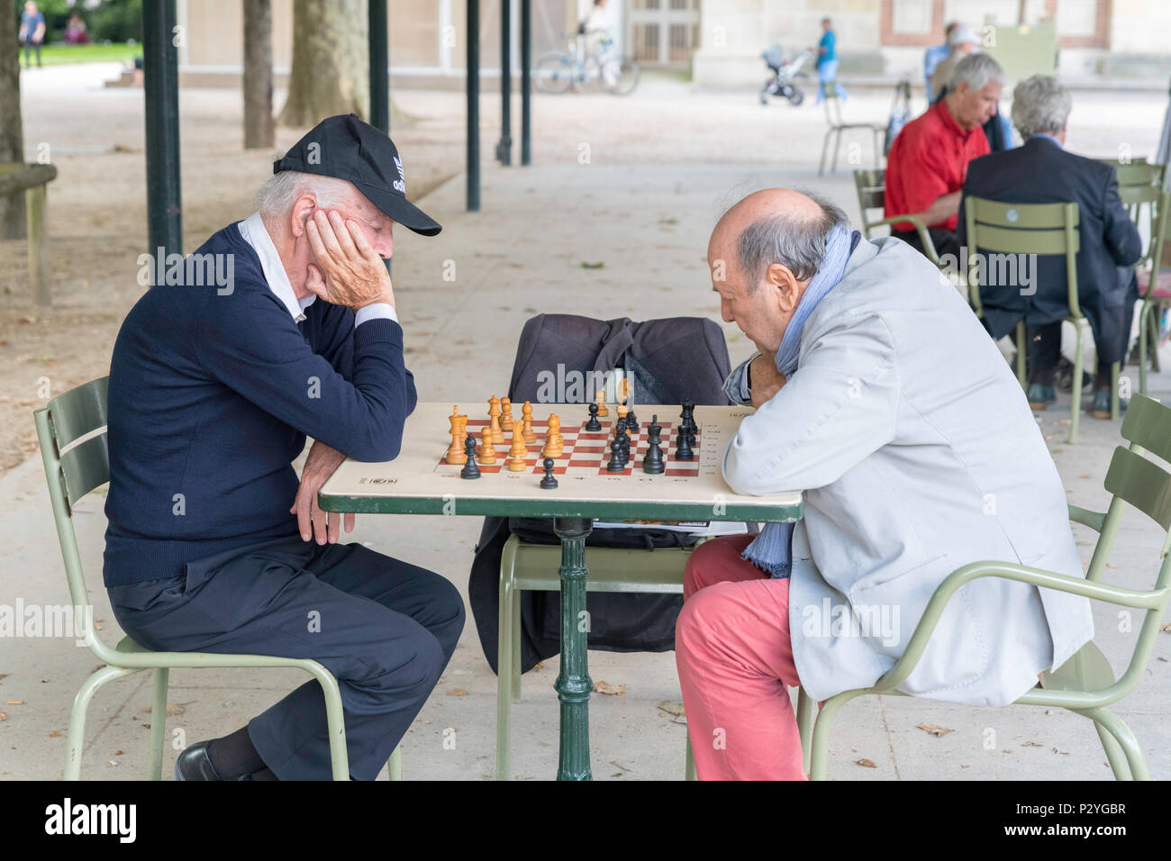 Paris, Frankreich, 15. Juni 2018: Menschen Schach spielen im Jardin du Luxembourg (Luxemburg Garten). Luxemburg Garten ist einer der beliebtesten Pariser Stockfoto