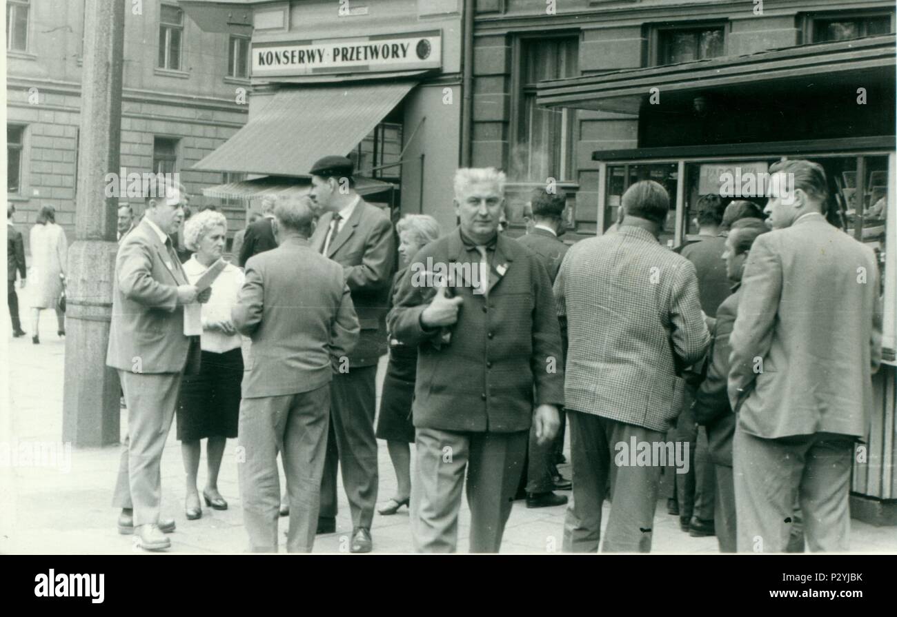 KRAKOW (Krakau), Polen - 27. SEPTEMBER 1964: Retro Foto zeigt Touristen auf der Straße. Vintage Schwarz/Weiß-Fotografie. Stockfoto