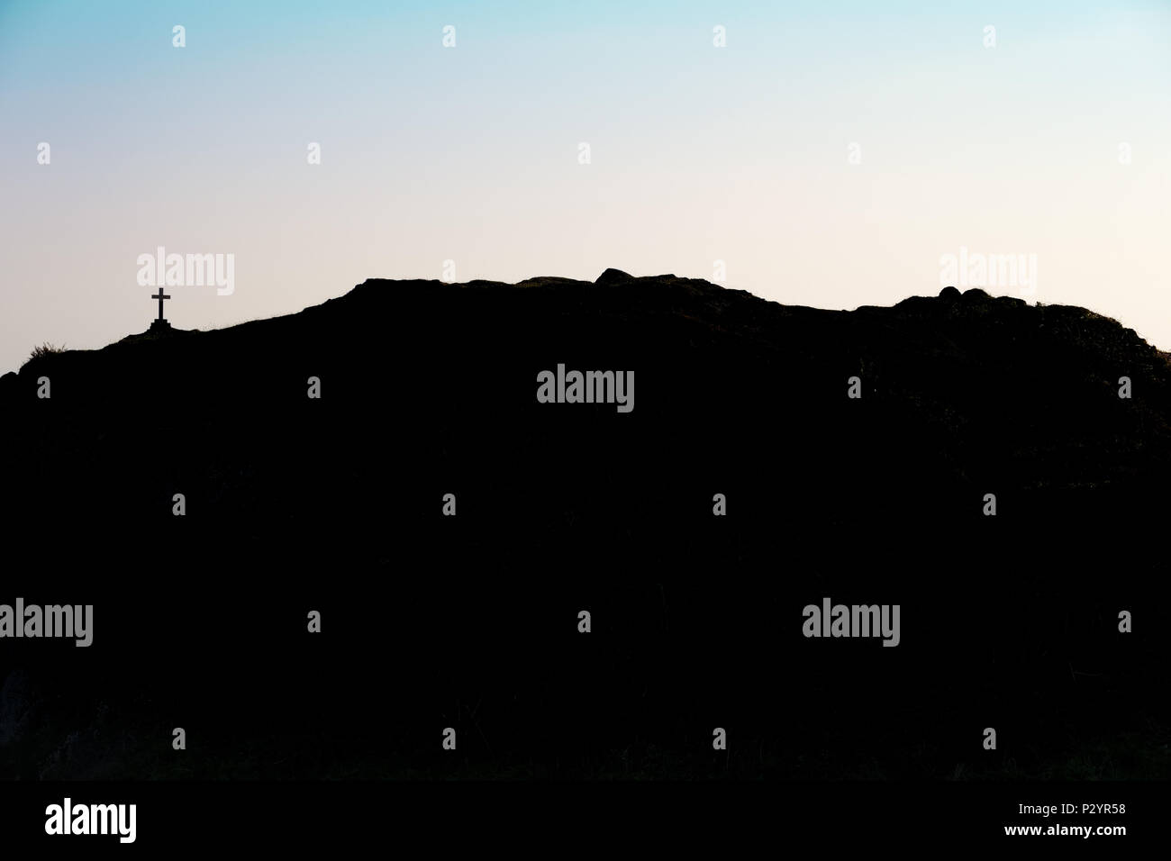Silhouette eines Kreuzes auf einem Hügel Stockfoto