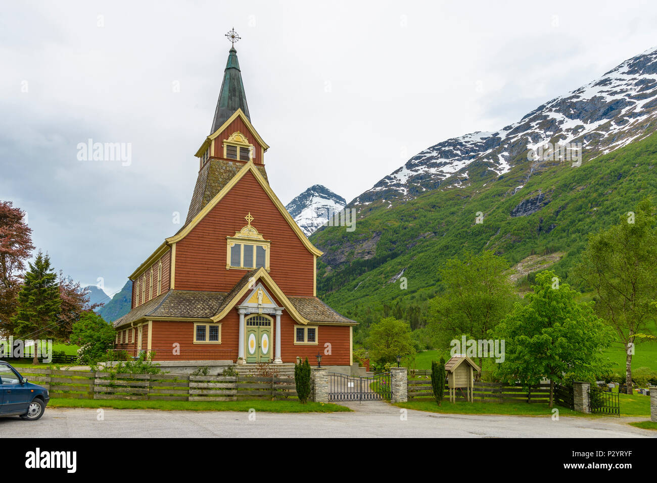 Ny Kirke (Neue Kirche) - Olden, Norwegen Blick auf eine rote hölzerne Pfarrkirche in der Gemeinde Stryn in Sogn und Fjordane county, Stockfoto