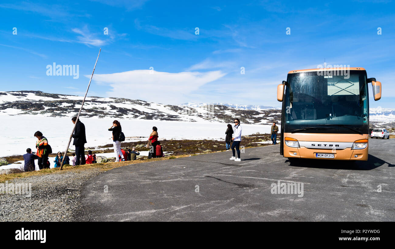 Haugastol, Norwegen - 21. Mai 2018: Reisen Dokumentarfilm von Alltag und statt. Buslast von asiatischen Touristen genießen Sie die Bergluft und Schnee auf thei Stockfoto