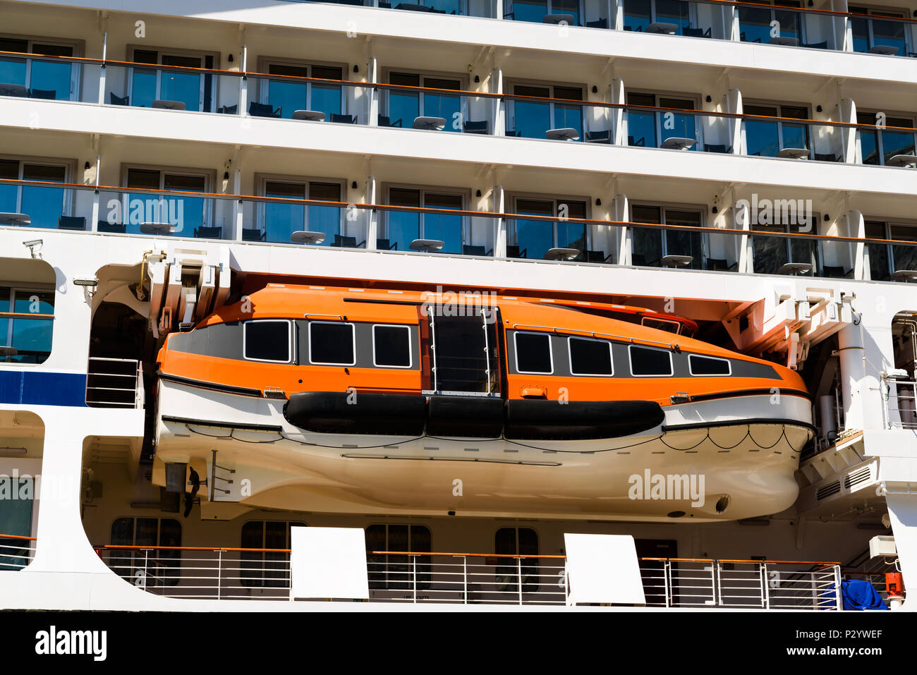 Orange Rettungsboot auf einem weißen Schiff. Stockfoto