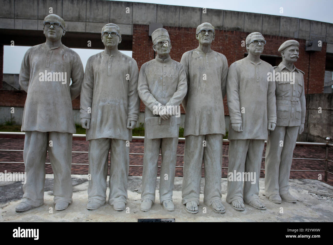 Von links Statuen von Syed Nazrul Islam, Tajuddin Ahmed, Khandoker Moshtaque Ahmad, AHM Kamaruzzaman, Kapitän Mansur Ali und Oberst mag Osmani am Muj Stockfoto