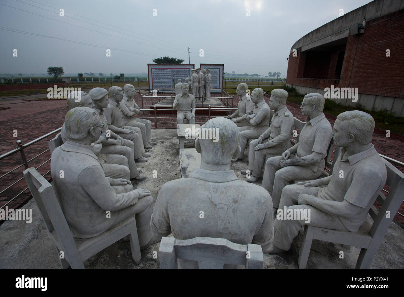Statuen zeigen historische Teliapara Konferenz an Mujibnagar Komplex im Meherpur. Bangladesch. Stockfoto