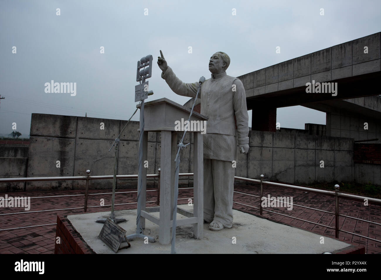 Präsentation der historischen Reden von Bangabandhu Scheich Mujibur Rahman an der Pferderennbahn Maidan am 7. März, 1971. Diese Statue vor kurzem gebaut Stockfoto