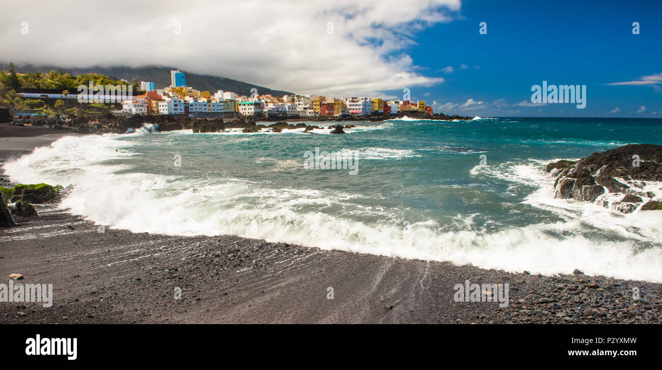 Blick auf die bunten Häuser von Punta Brava vom Strand Jardin in Puerto de la Cruz, Teneriffa, Kanarische Inseln, Spanien Stockfoto