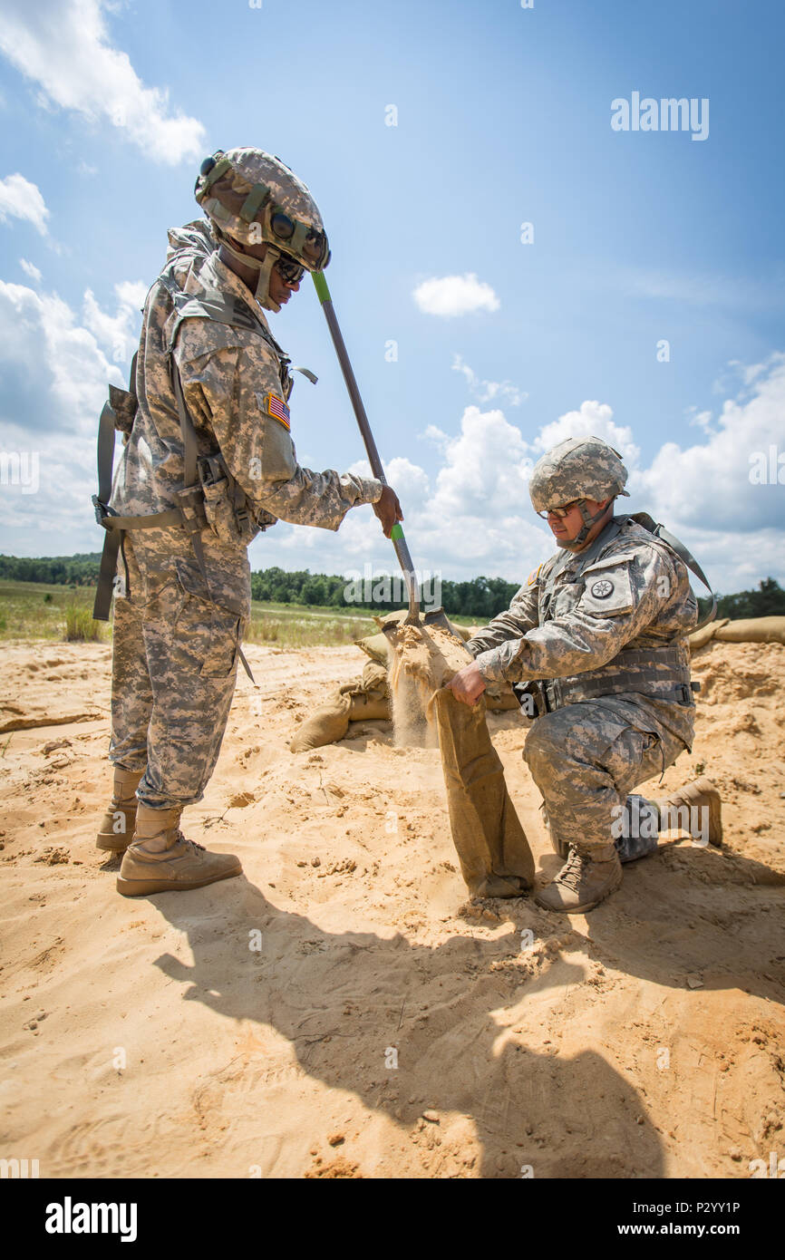 Us-Armee SPC. Partick Taylor (links) und Pvt. Daniel Santamaria, 304Th Quartermaster West Hartford, Anschl. Füllen von Sandsäcken für eine defensive Position kämpfen, während des Kampfes Support Training (CSTX) 86-16-03 am Fort McCoy, Wis., 10. August 2016. Der 84 Ausbildung Befehl dritten und letzten Kampf Support Training übung des Jahres veranstaltet von der 86th Abteilung Weiterbildung am Fort McCoy, Wis ist ein Mehrkomponenten- und gemeinsame Anstrengungen mit anderen finden Komponente Übungen ausgerichtet. (U.S. Armee Foto von SPC. John Russell/Freigegeben) Stockfoto