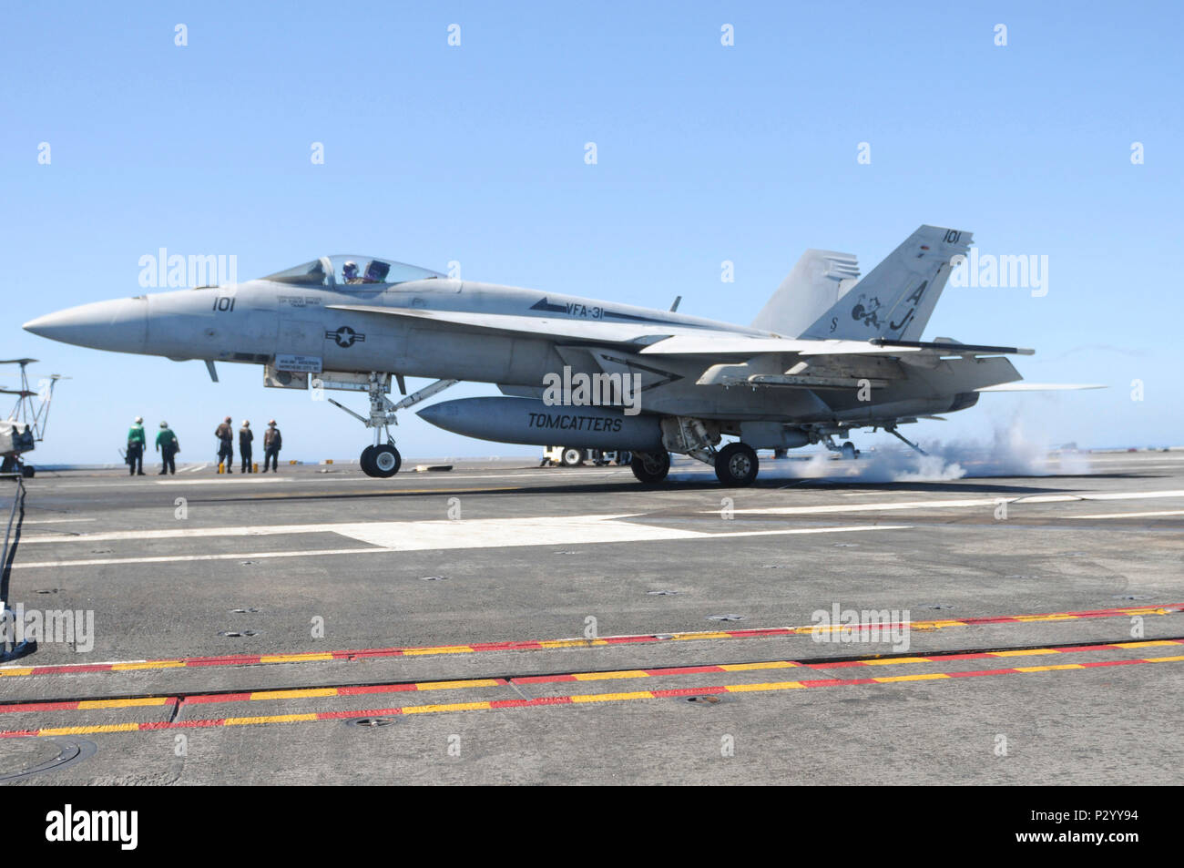 160812-N-YL 257-297 ATLANTIK (Aug. 12, 2016) Eine F/A-18E Super Hornet "Tomcatters' Strike Fighter Squadron (VFA) 31 landet auf dem Flugdeck der dem Flugzeugträger USS George H.W. befestigt Bush (CVN 77). GHWB startete vor kurzem eine Ausbildung und Qualifizierung Zyklus in der Vorbereitung für einen 2017-Bereitstellung. (U.S. Marine Foto von Mass Communication Specialist 3. Klasse Christopher Gaines/Freigegeben) Stockfoto