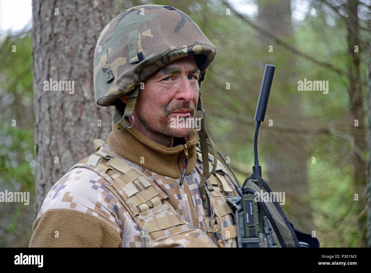 Eine Zemessarde (Lettische National Guard) nimmt einen Bruch nach der Durchführung von Patrouillen über Nacht während Starker Wächter 2016 in der Nähe von Tukums, Lettland, 12.08.13. Soldaten des 177Th Military Police Brigade, Michigan Nationalgarde und Lima Company, 3.Bataillon, 25 Marines, beteiligen sich mit dem Zemessardzes in Starker Wächter, eine jährliche Lettisch-led-Training. Starker Wächter 2016 zeigt die anhaltende US-Engagement für die Sicherheit der NATO-Staaten vor dem Hintergrund der zunehmenden Spannungen in Osteuropa. (U.S. Armee Foto: Staff Sgt. Kimberly Bratic/Freigegeben) Stockfoto